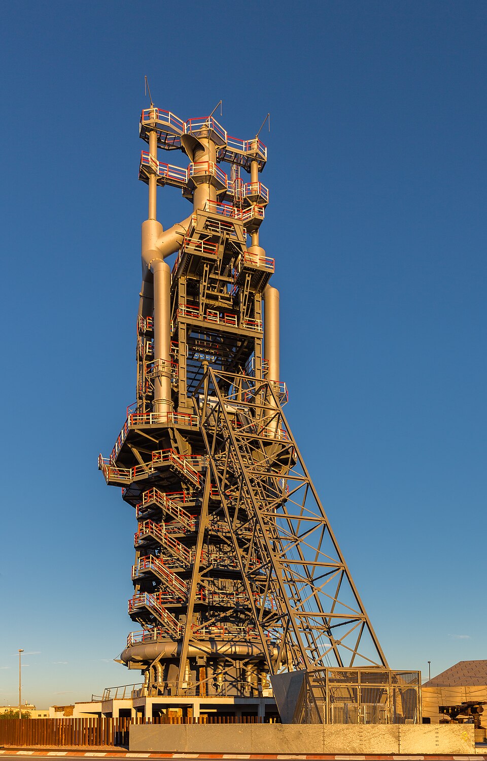 A blast furnace at Sagunto. Iron by the thousand tonnes rather than the kilogram.