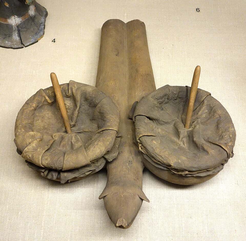 Kongo double-bag bellows. Two chambers pumped out of phase give a blast with no gap in it.