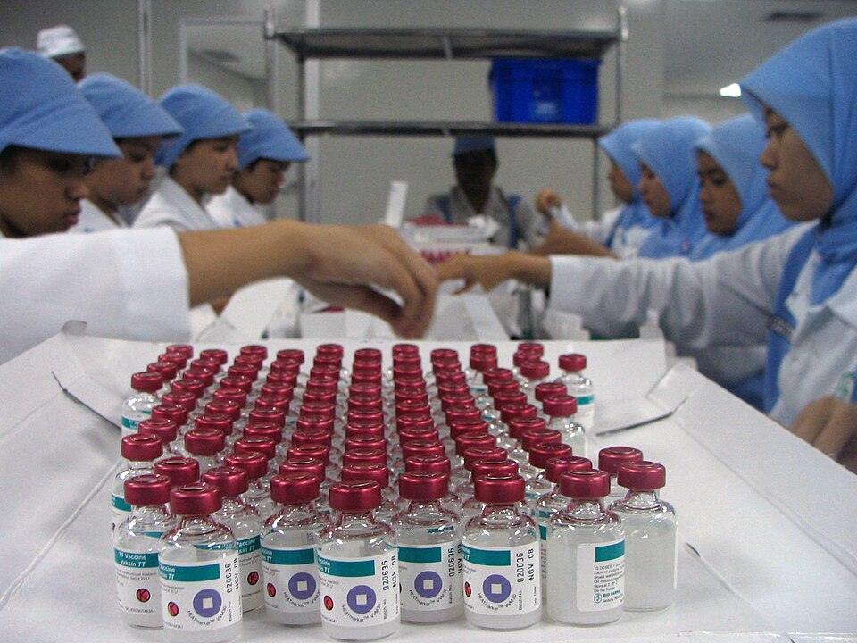 Tetanus toxoid vials, Bandung. The circle-and-square on each label is a vaccine vial monitor, which darkens with accumulated heat. Use the vial while the inner square is lighter than the ring; discard it once the square matches the ring or is darker.