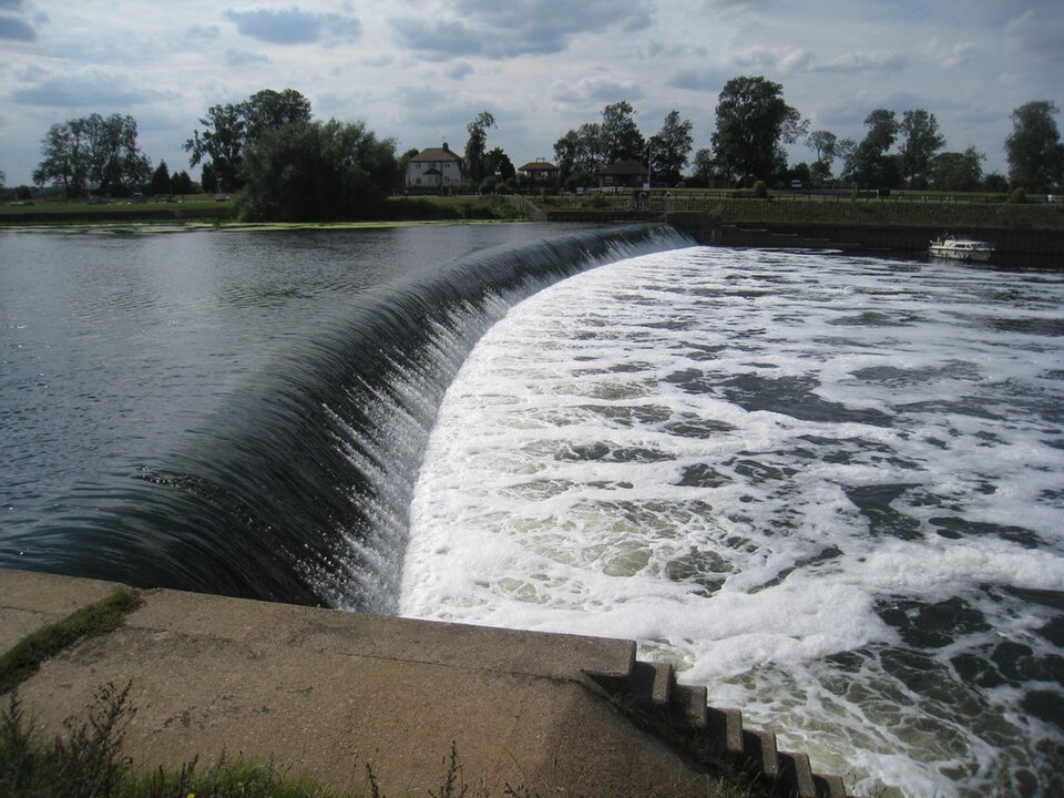 Cromwell Weir on the River Trent. The white band below the fall is a recirculating current that pushes anything on the surface back towards the drop. Weirs like this drown swimmers and boaters who go over, or too close below, them.