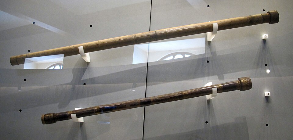 Galileo's two surviving telescopes, 1609–10, Museo Galileo, Florence: long thin tubes, because a single-lens objective only gives a sharp image at a long focal length and a small aperture.
