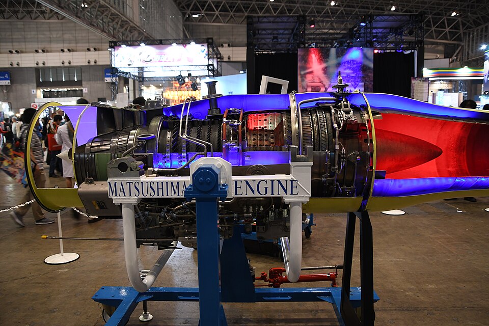 A cutaway turbofan on display, 2018: fan, compressor, combustor and turbine in one long casing.