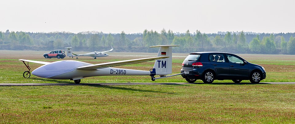 A modern sailplane on the grass at Borkenberge airfield, Germany, 2014: long, thin wings for a flat glide.