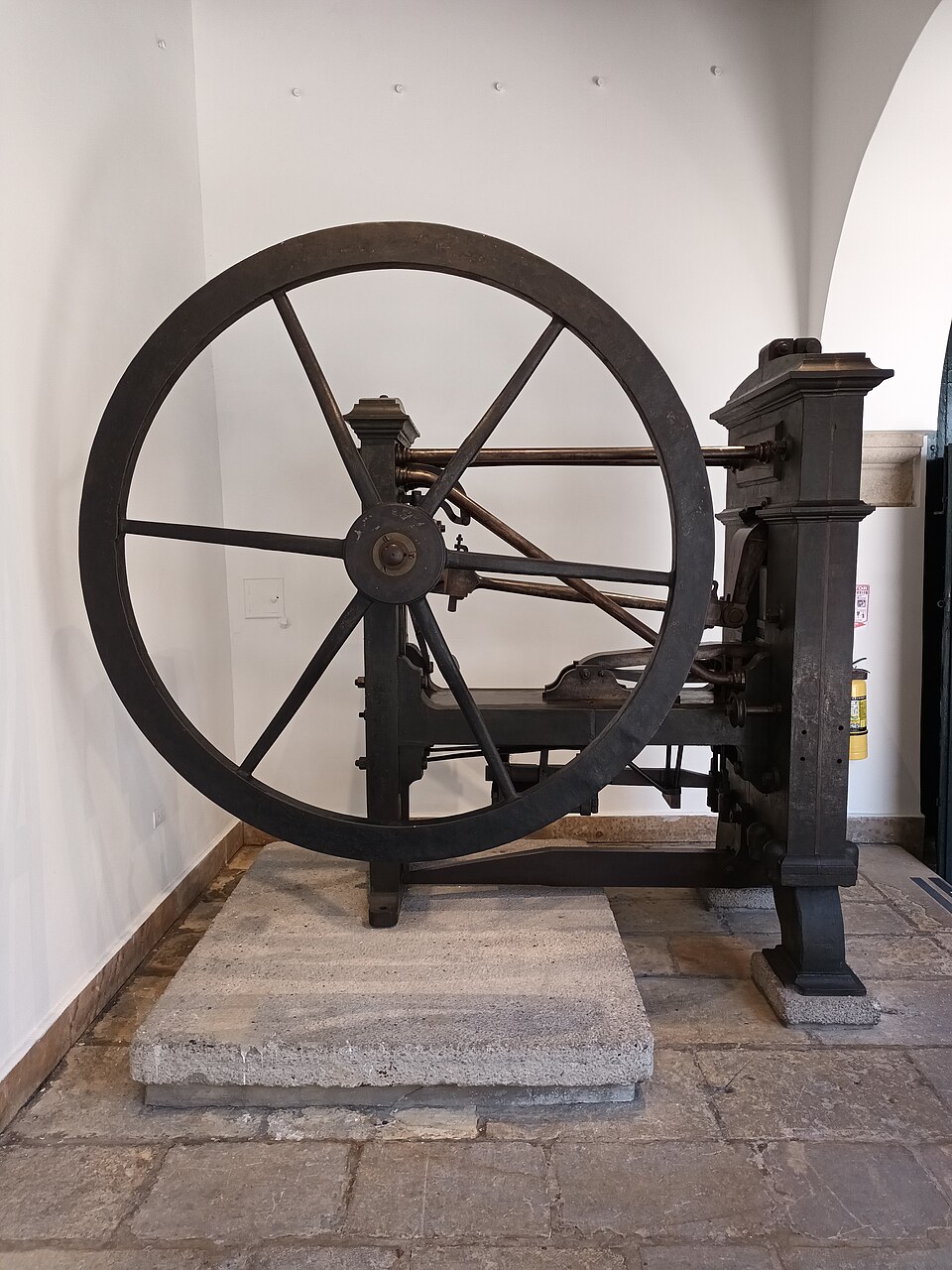 A coining press made by Ralph Heaton & Sons of Birmingham, about 1883, at the Museo Casa de Moneda in Bogotá: machine-struck coin of uniform weight and edge.