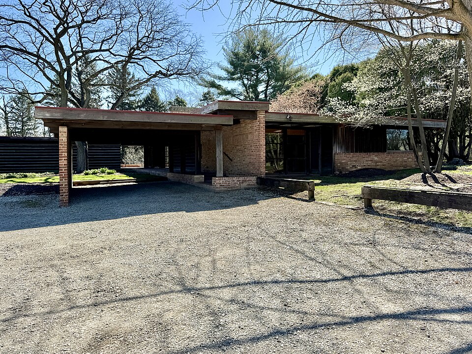 The Paul Schweiker House, Schaumburg, Illinois (2024): the roof projects far past the walls and shades the glass beneath it.