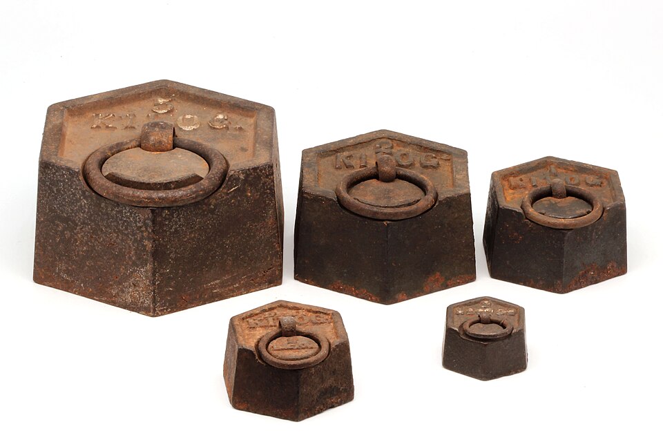 French cast-iron metric weights of 5 kg, 2 kg, 1 kg, 500 g and 200 g: the 1, 2, 5 series, with the value cast into each top.