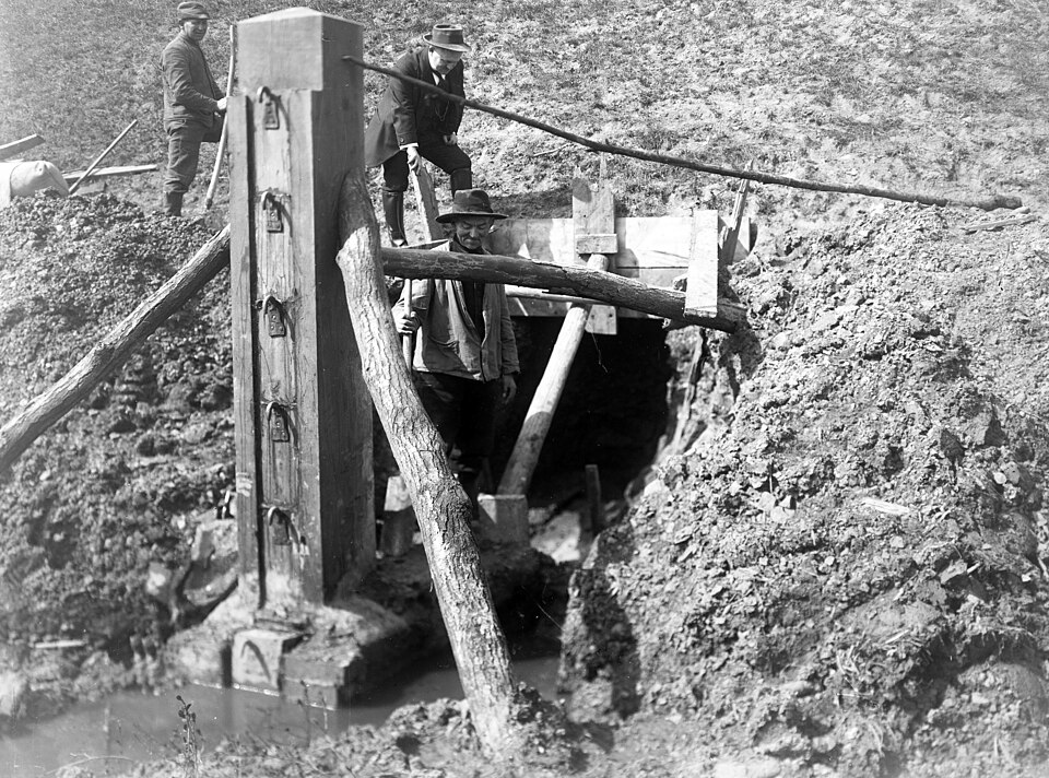 An old wooden pond monk about 2.5 m high, uncovered during the building of the Mittelland Canal in Germany; its stop-boards were moved with iron hooks.